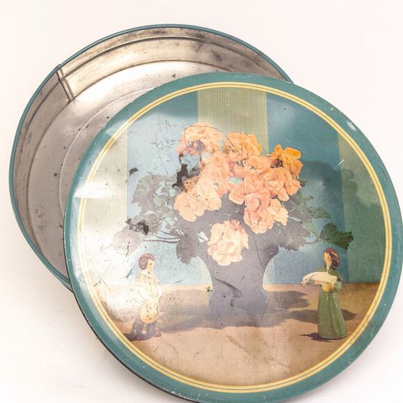Vintage Boulevard Candy Co Tin Cottage Scene Floral Decor 9” Round Patina - Picture 4 of 8